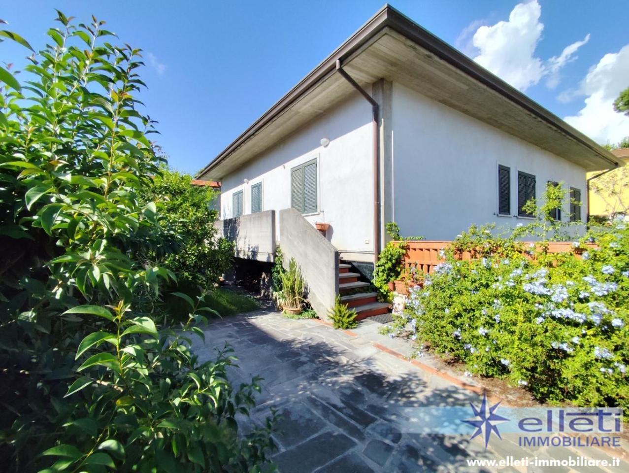 casa indipendente in vendita a Massa in zona Marina di Massa