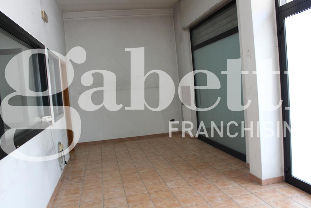 Negozio in Via Guglielmo Oberdan 79/a, Canosa Di Puglia, {3} - Foto 2