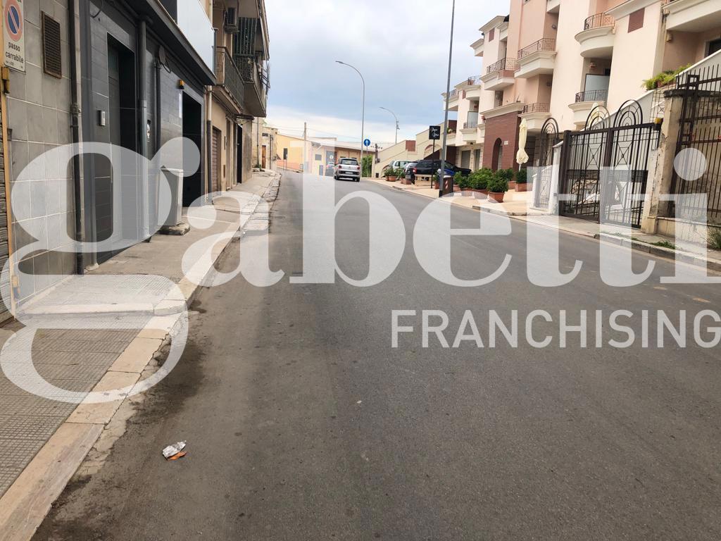 Magazzino in Via Alcide De Gasperi 187, Canosa Di Puglia, {3} - Foto 2