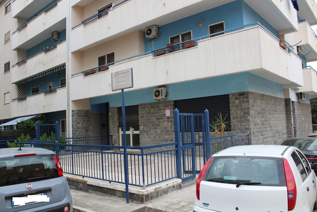 Negozio in Via Caduti del Lavoro 4, Canosa di Puglia - Foto 1