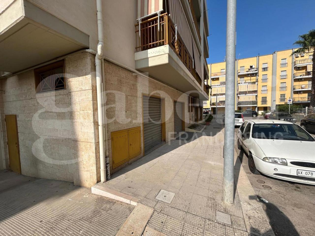 Negozio in Via Giorgio Boris Giuliano 6, Canosa di Puglia, {3} - Foto 1
