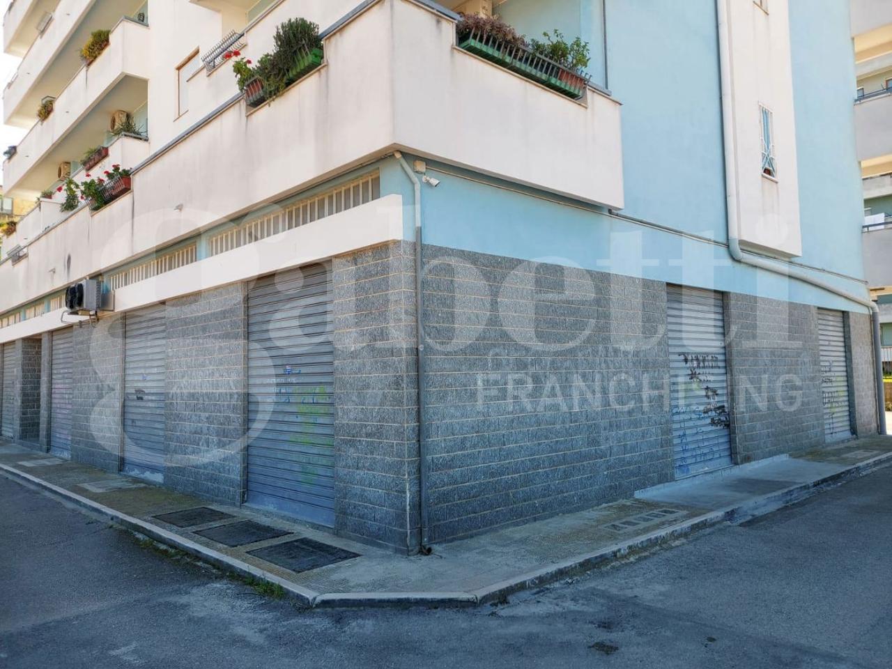 Magazzino in Via Ruggero Bacone 38, Canosa Di Puglia, {3} - Foto 2