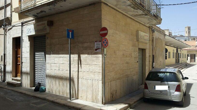Negozio in Via Fratelli Bandiera 30, Canosa di Puglia - Foto 1