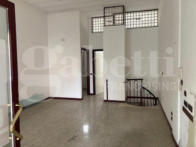 Negozio in Viale S. Giovanni Bosco 149, Brindisi, {3} - Foto 2