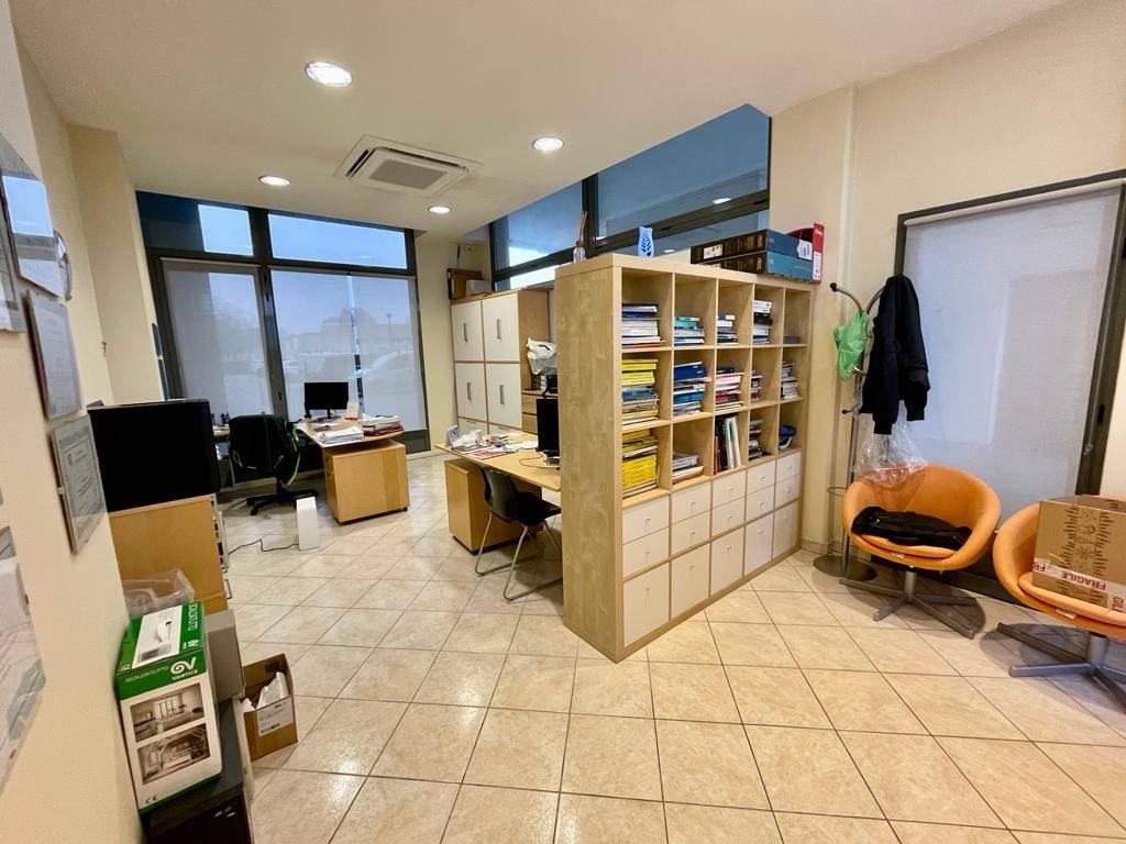 Negozio in Via Umberto Giordano, Alessandria, {3} - Foto 1