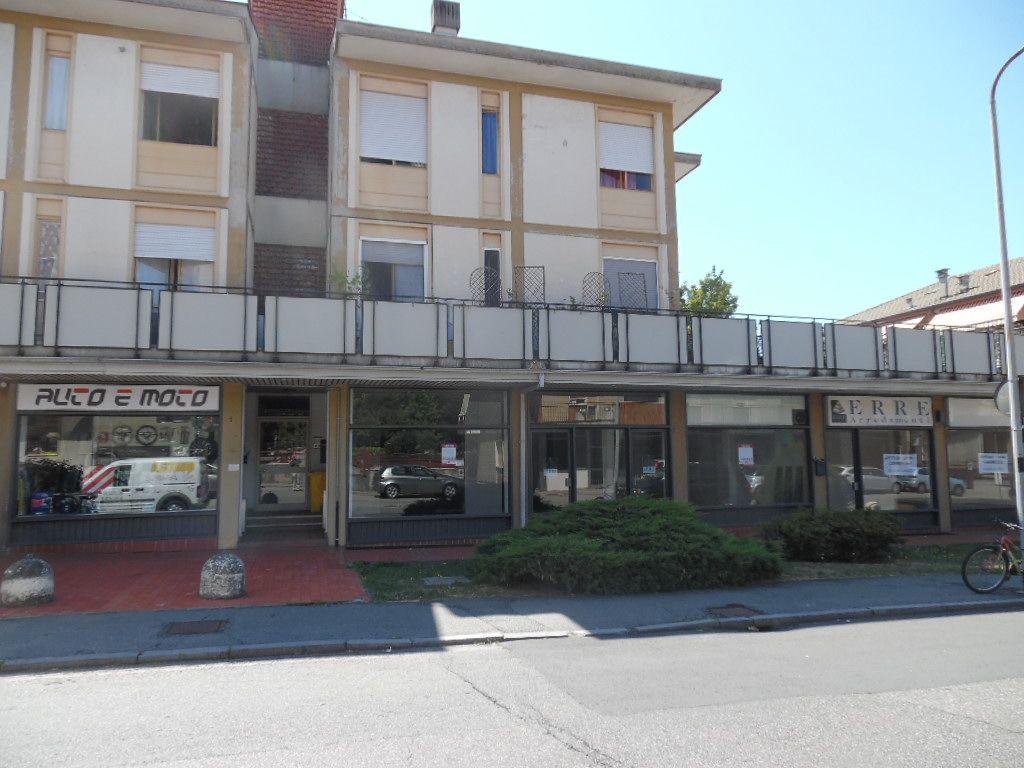 Negozio in Via Valle d'Aosta 1, Biella - Foto 1
