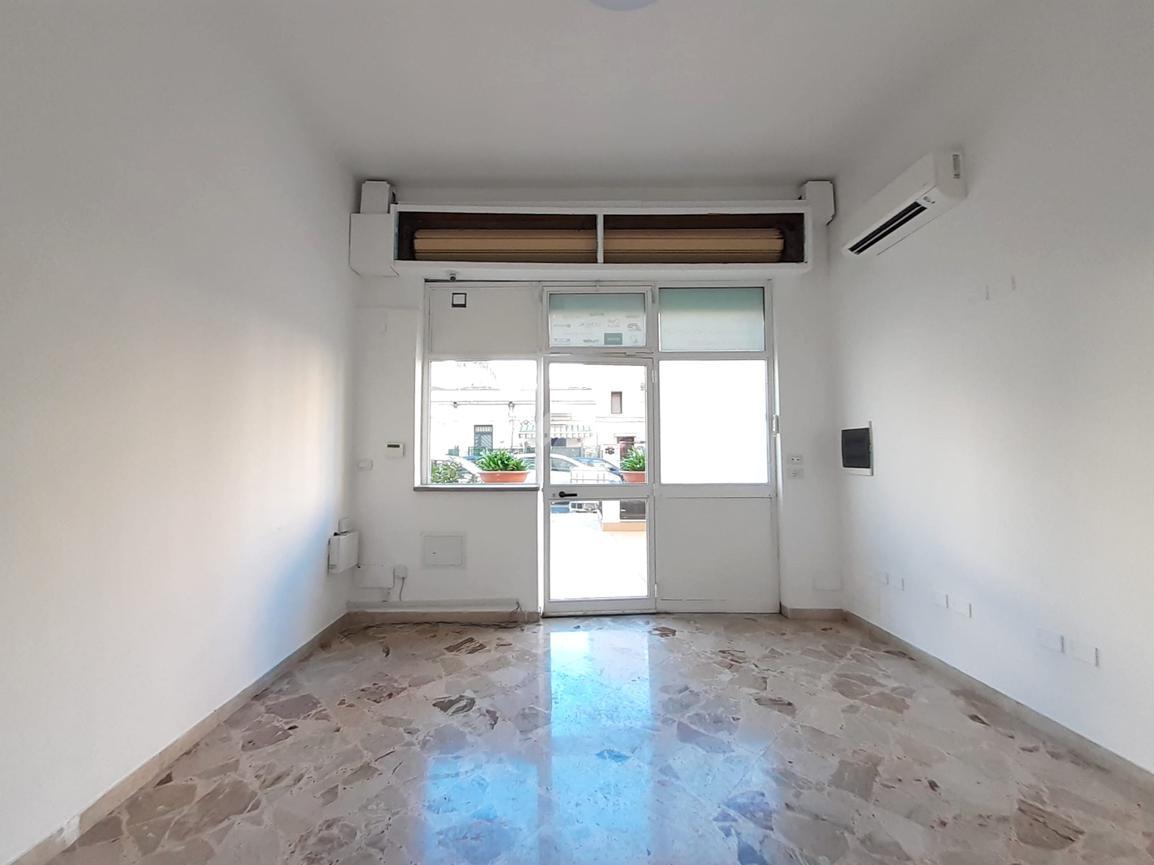 Negozio in Via Giuseppe Ingegneros 56, Palermo, {3} - Foto 1