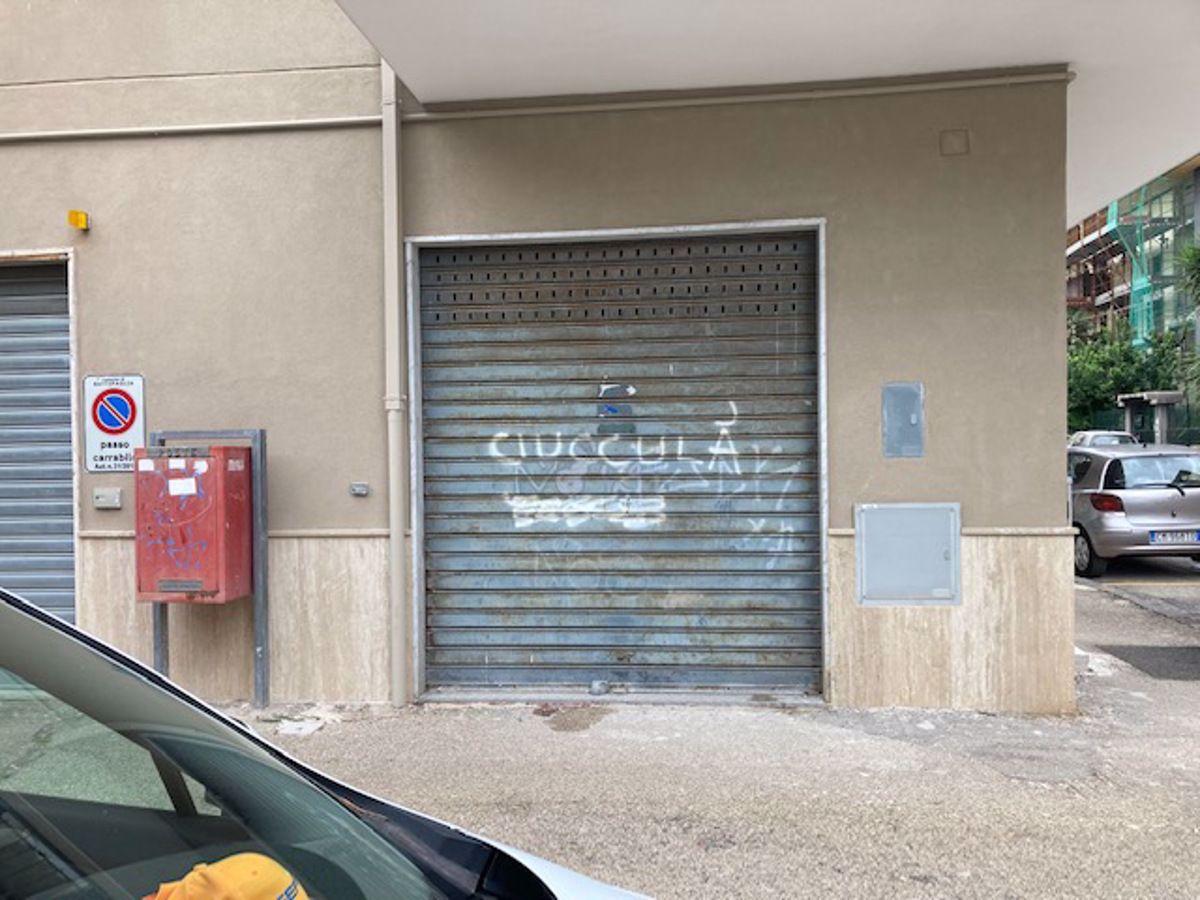 Negozio in Via Ugo Foscolo, Battipaglia - Foto 1
