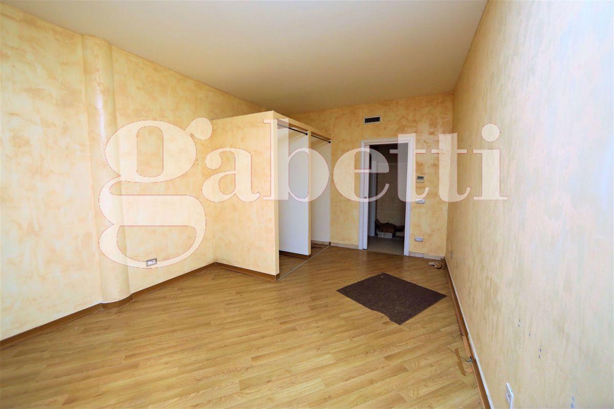 Negozio in Largo Camussi 8/10, Gallarate, {3} - Foto 2