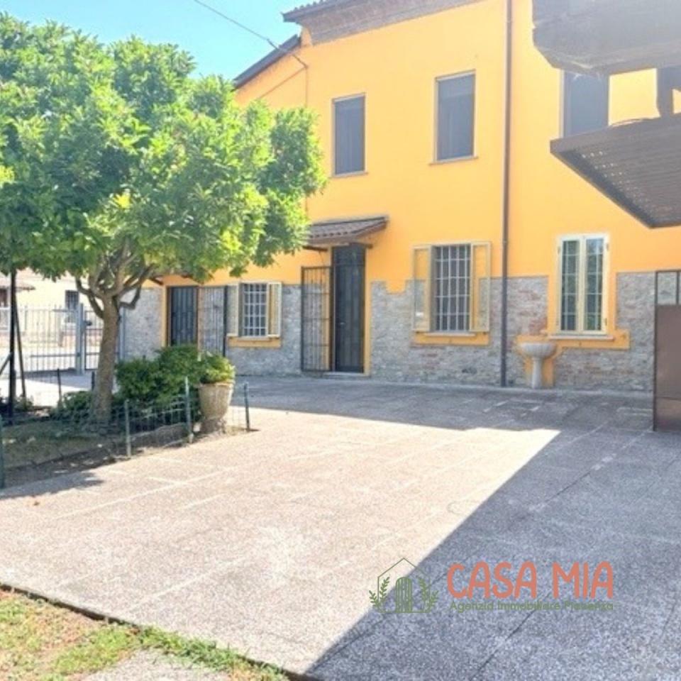 Villa plurifamiliare in vendita a Gragnano Trebbiense