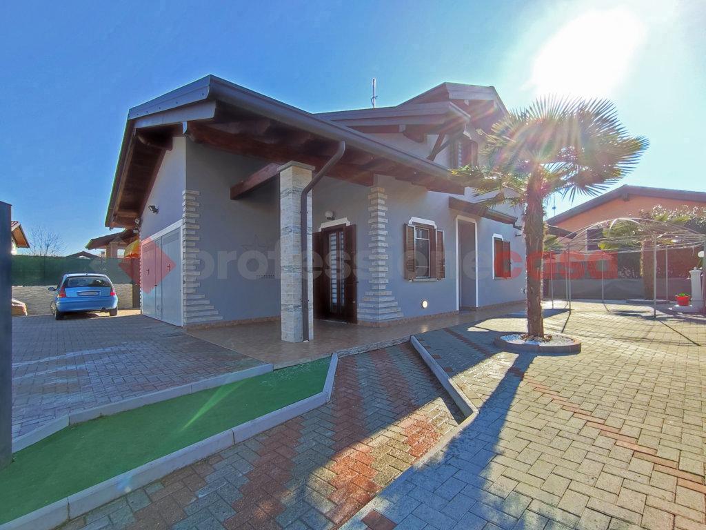 Villa in vendita a Pombia