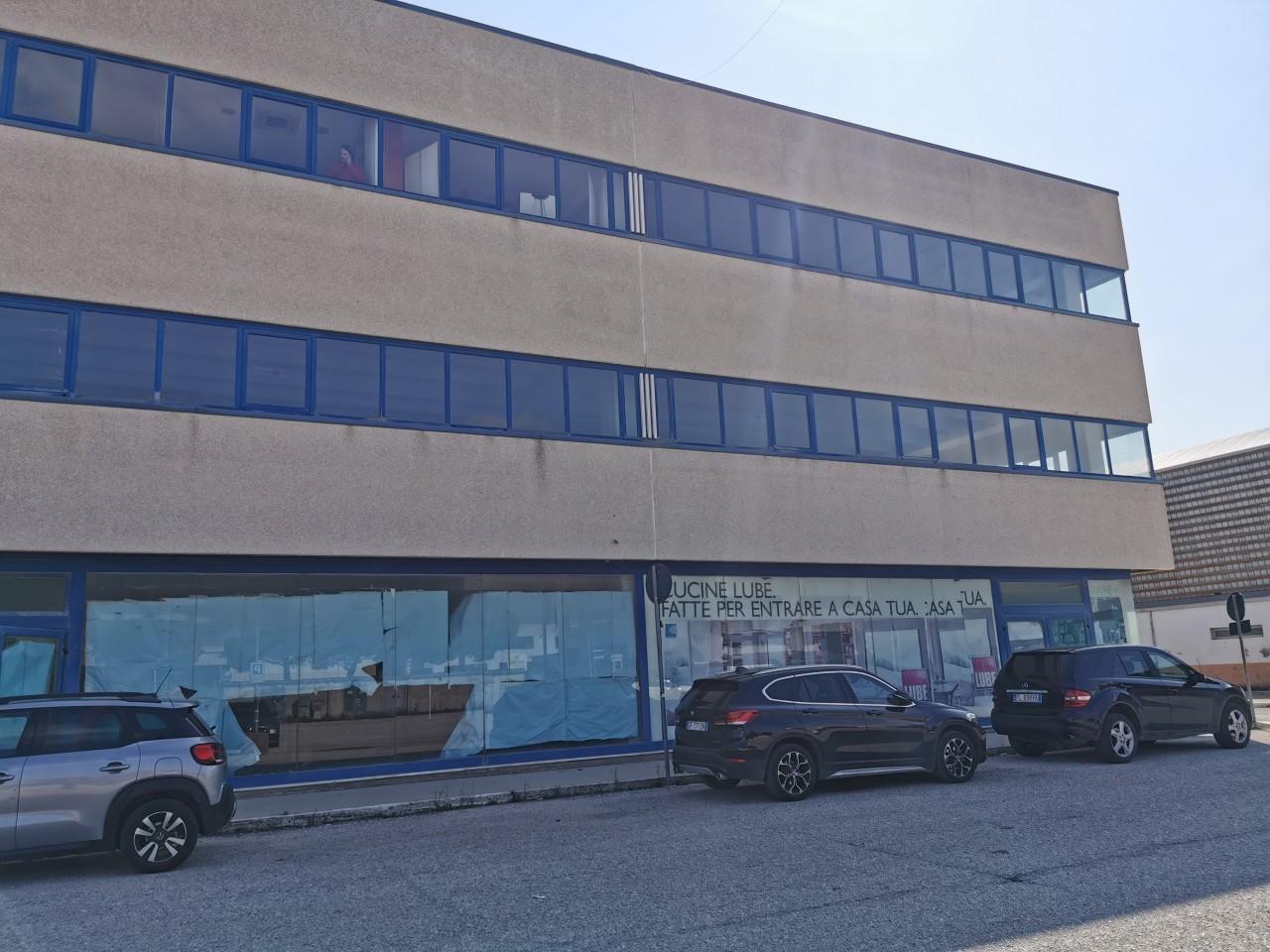 Palazzina commerciale in Via Pasubio 42, San Benedetto Del Tronto, {3} - Foto 2