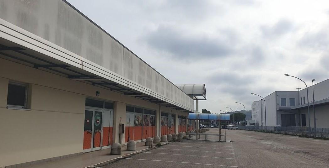 Palazzina commerciale in Via Val Tiberina 120, San Benedetto Del Tronto, {3} - Foto 2