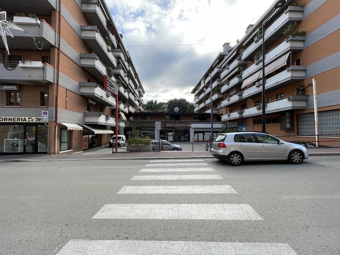 Palazzina commerciale in vendita a Ascoli Piceno