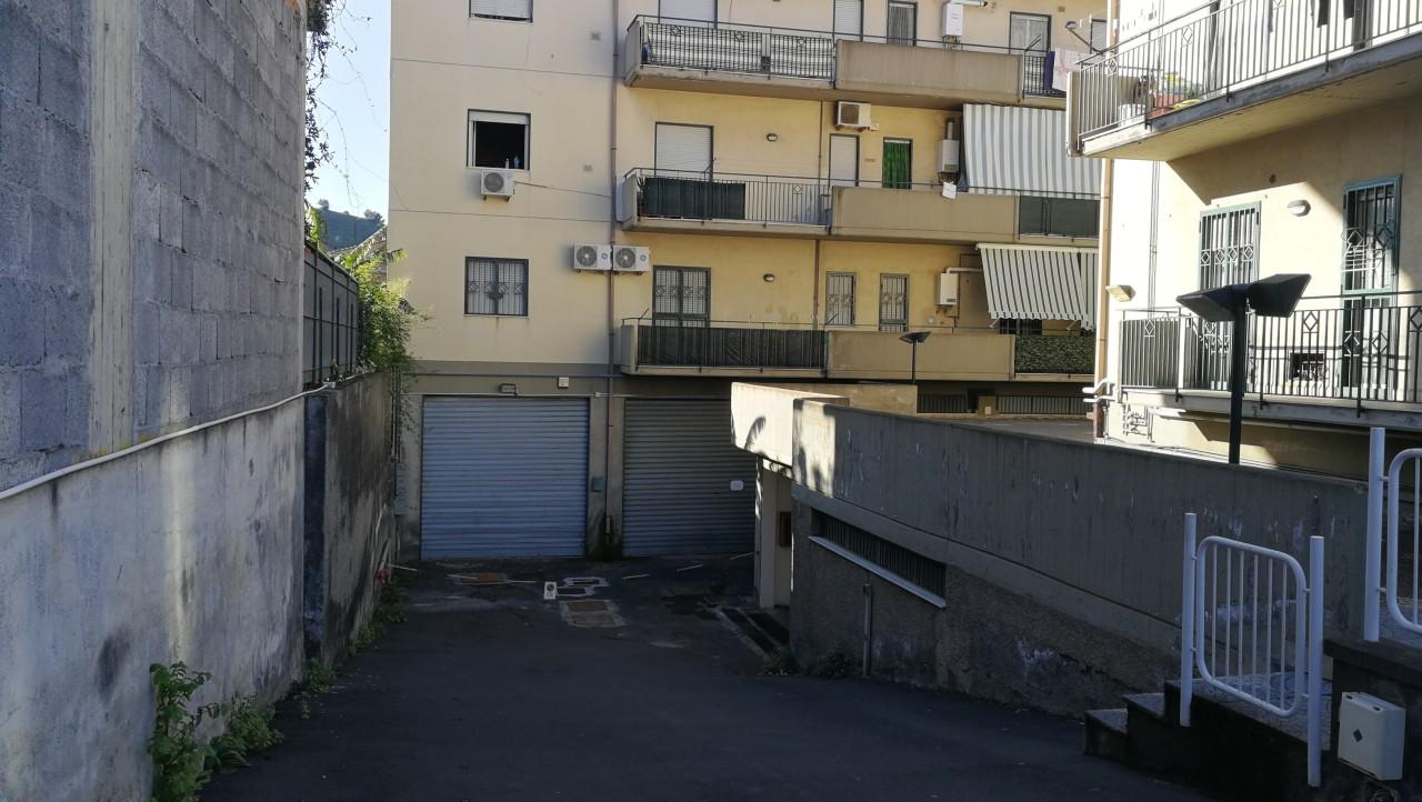 Palazzina commerciale in Via Nazionale 33, Camporotondo Etneo, {3} - Foto 2