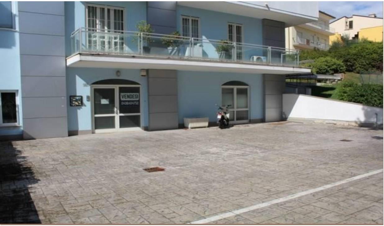 Palazzina commerciale in Via Civitanova Marche 47, Civitanova Marche, {3} - Foto 2
