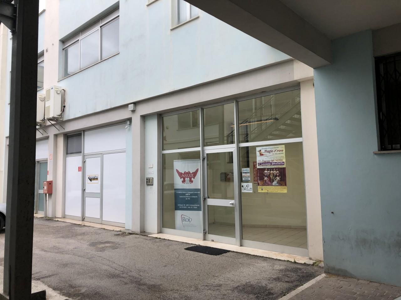 Palazzina commerciale in Via Luigi Einaudi 108, Civitanova Marche, {3} - Foto 1