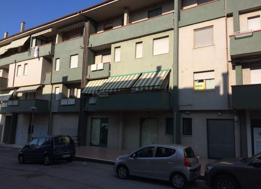 Palazzina commerciale in Via Brodolini 6, Porto Recanati, {3} - Foto 2