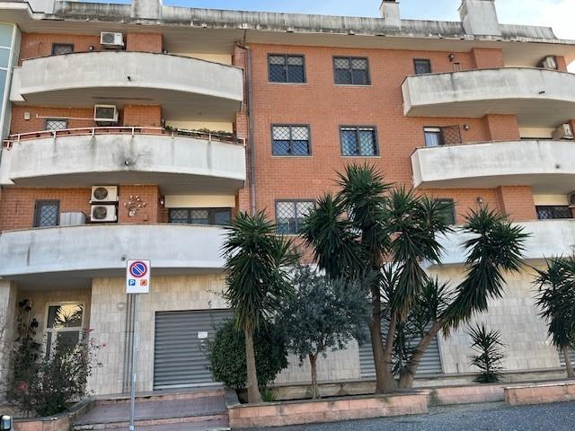Palazzina commerciale in Via Palau; Ponte Galeria, Roma, {3} - Foto 1