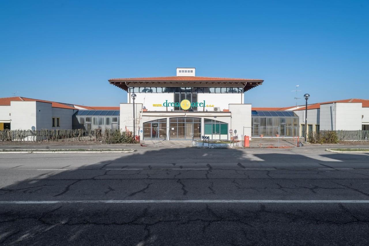 Palazzina commerciale in Via per Casteggio 37, Montebello Della Battaglia, {3} - Foto 1