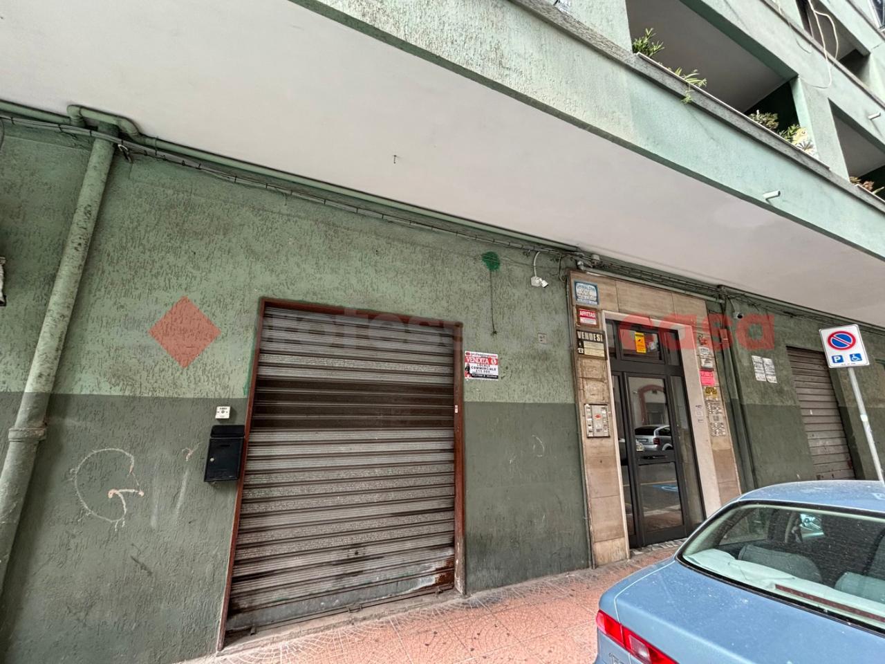 Negozio in Via G. Giovine 2, Taranto, {3} - Foto 2