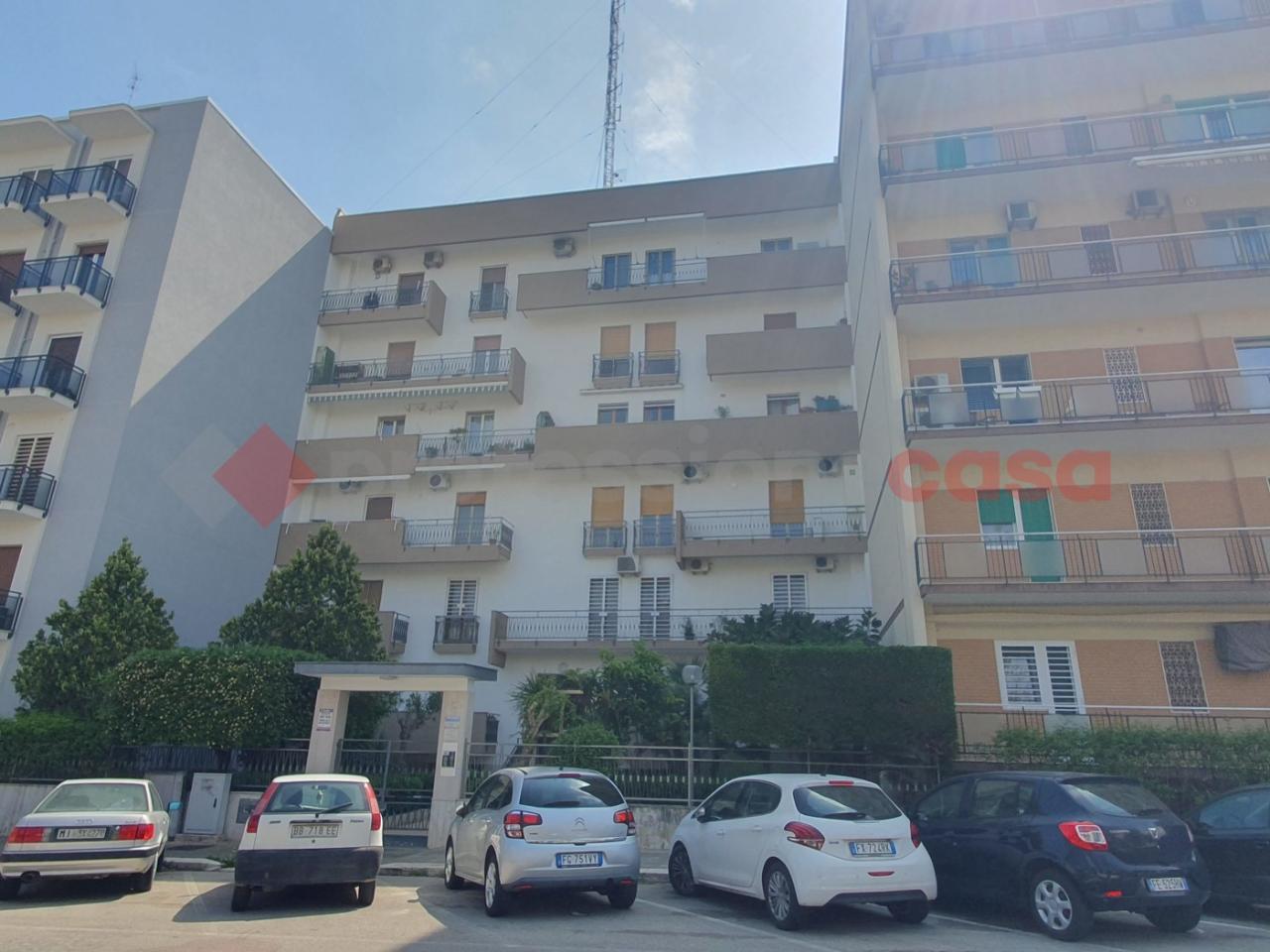 Magazzino in Viale Magna Grecia  12, Bari, {3} - Foto 1