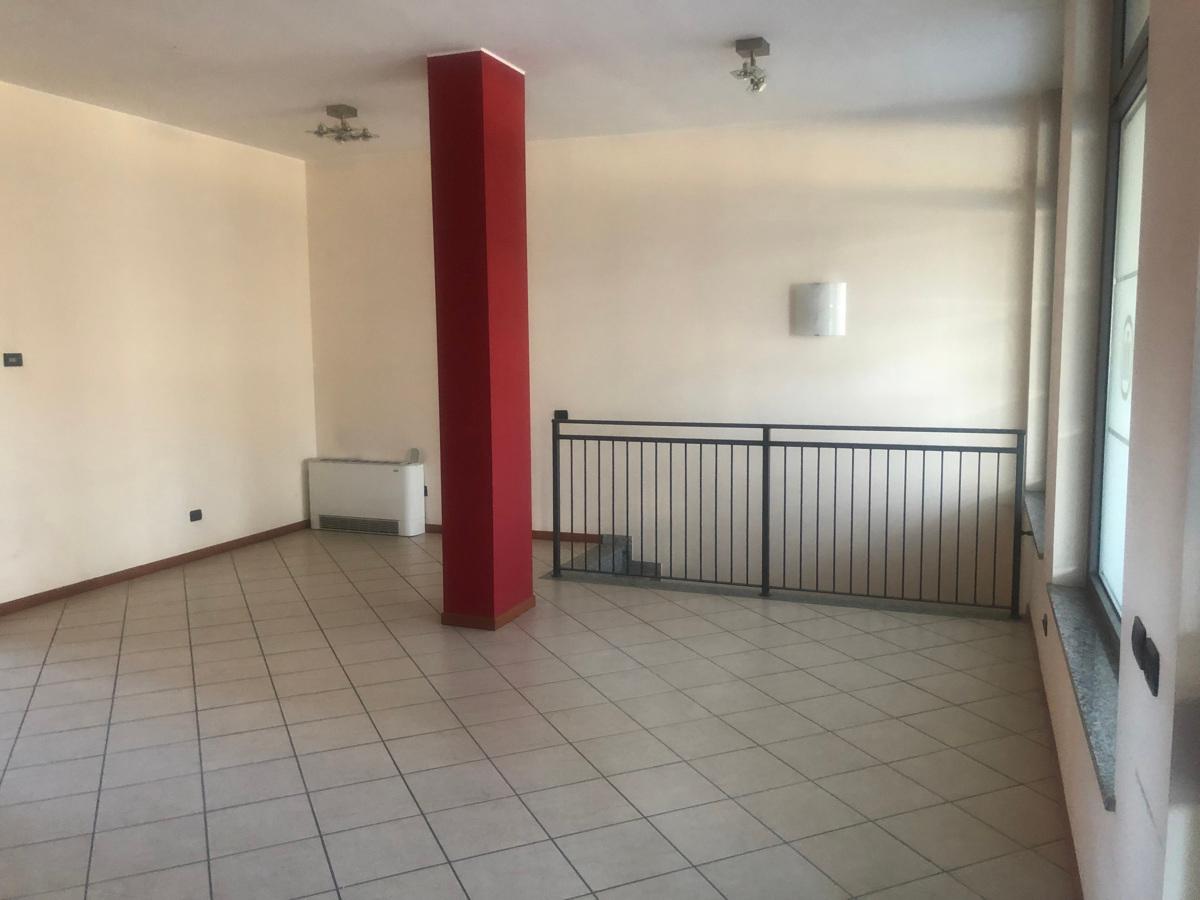 Negozio in Via Cadorna 32, Busto Garolfo, {3} - Foto 2