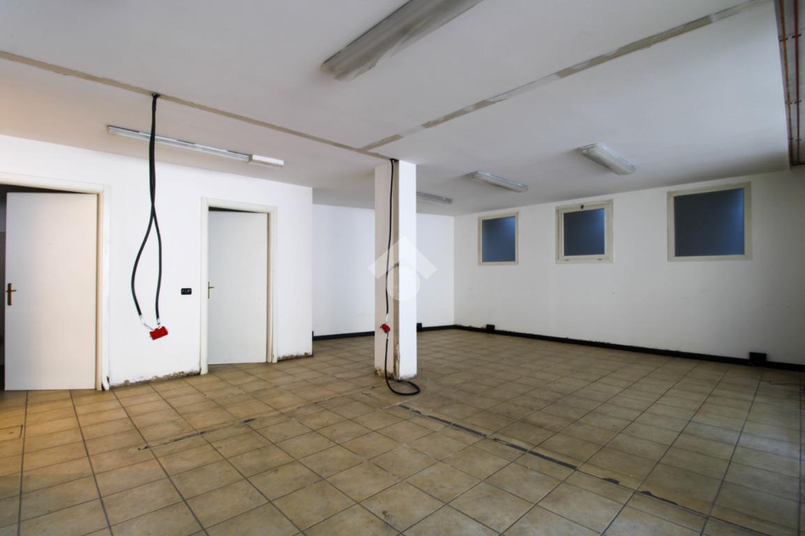 Palazzina commerciale in Corso Europa 10, Calolziocorte, {3} - Foto 1