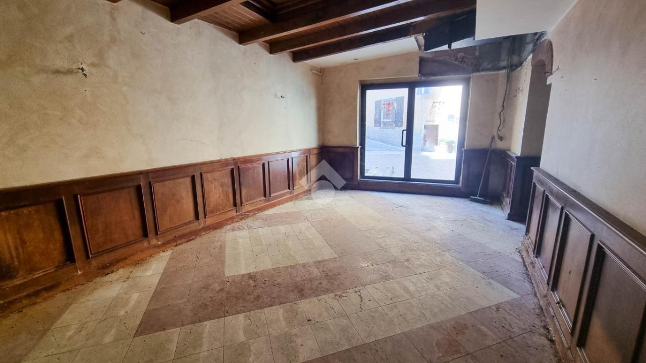 Negozio in Piazza della Vittoria 97, Brivio, {3} - Foto 1