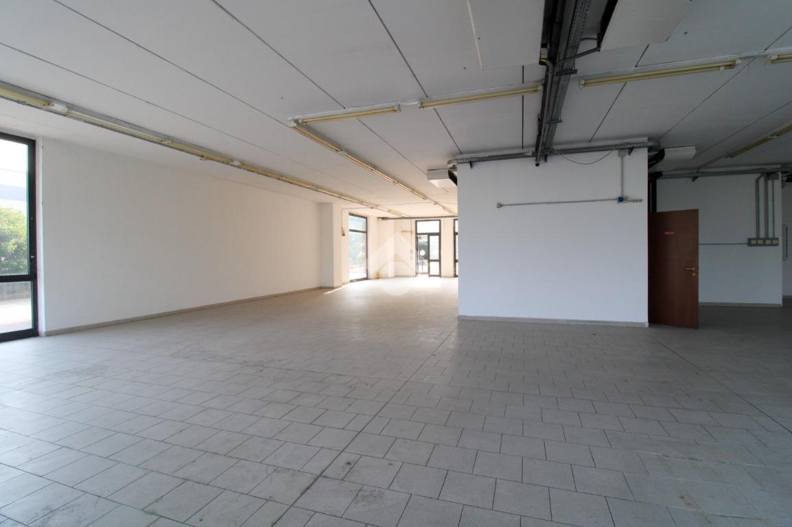 Negozio in Via Luigi Einaudi 16, Pessano Con Bornago, {3} - Foto 2