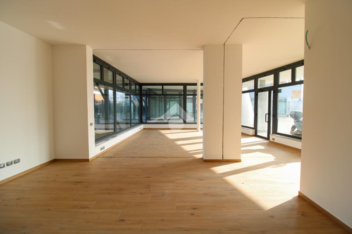 Negozio in Via Trieste 13, Peschiera Borromeo, {3} - Foto 1