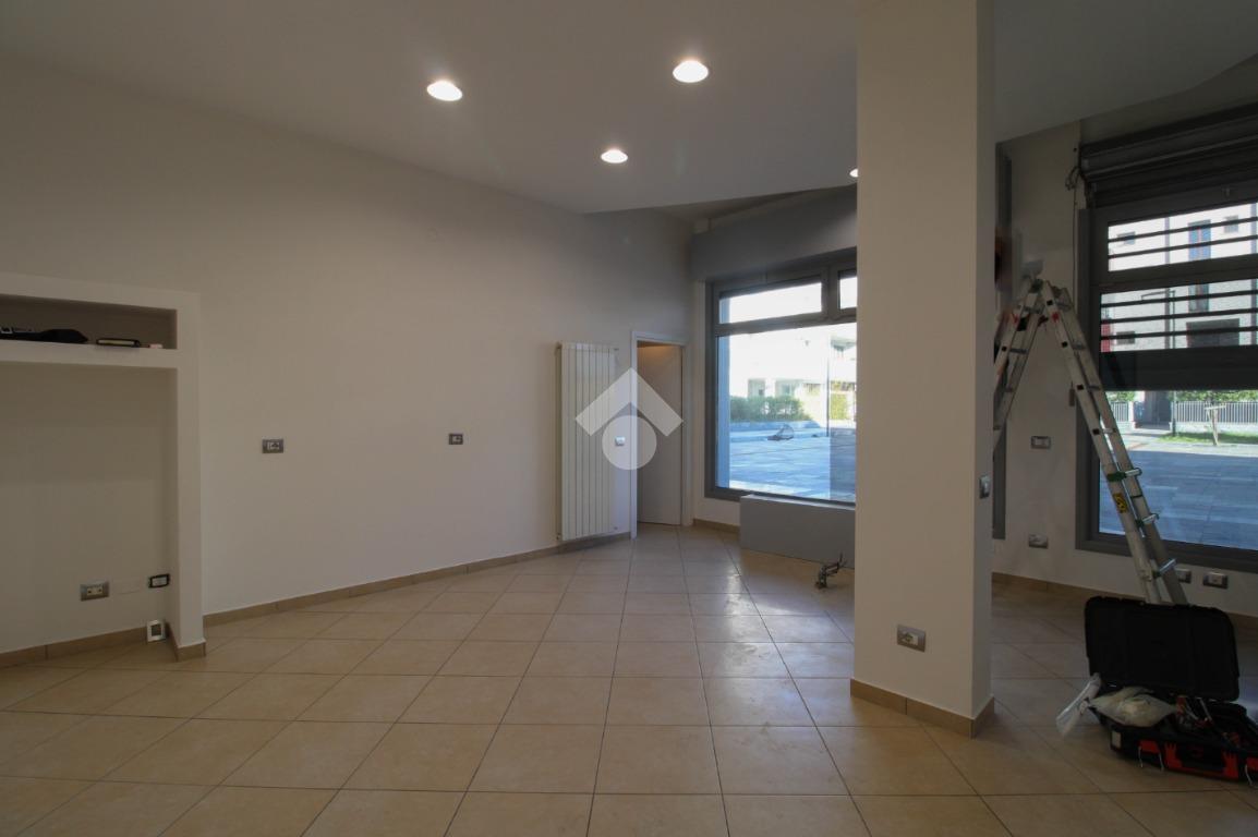 Negozio in Via Lombardia 102, Cologno Monzese, {3} - Foto 2
