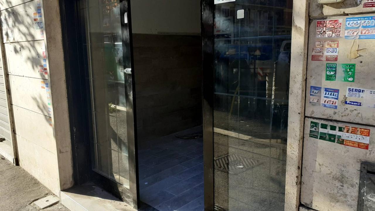 Negozio in Via Renzo da Ceri 84, Roma, {3} - Foto 2