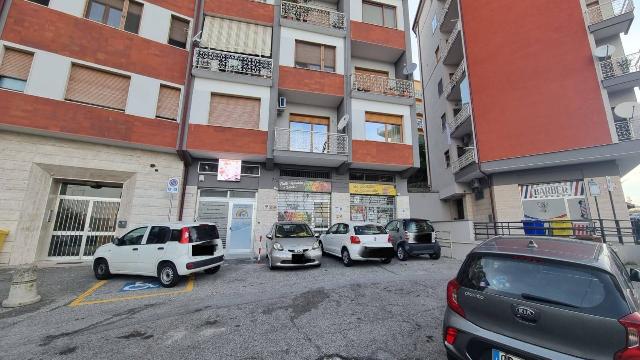 Geschäft in Viale dei Normanni, Catanzaro - Foto 1