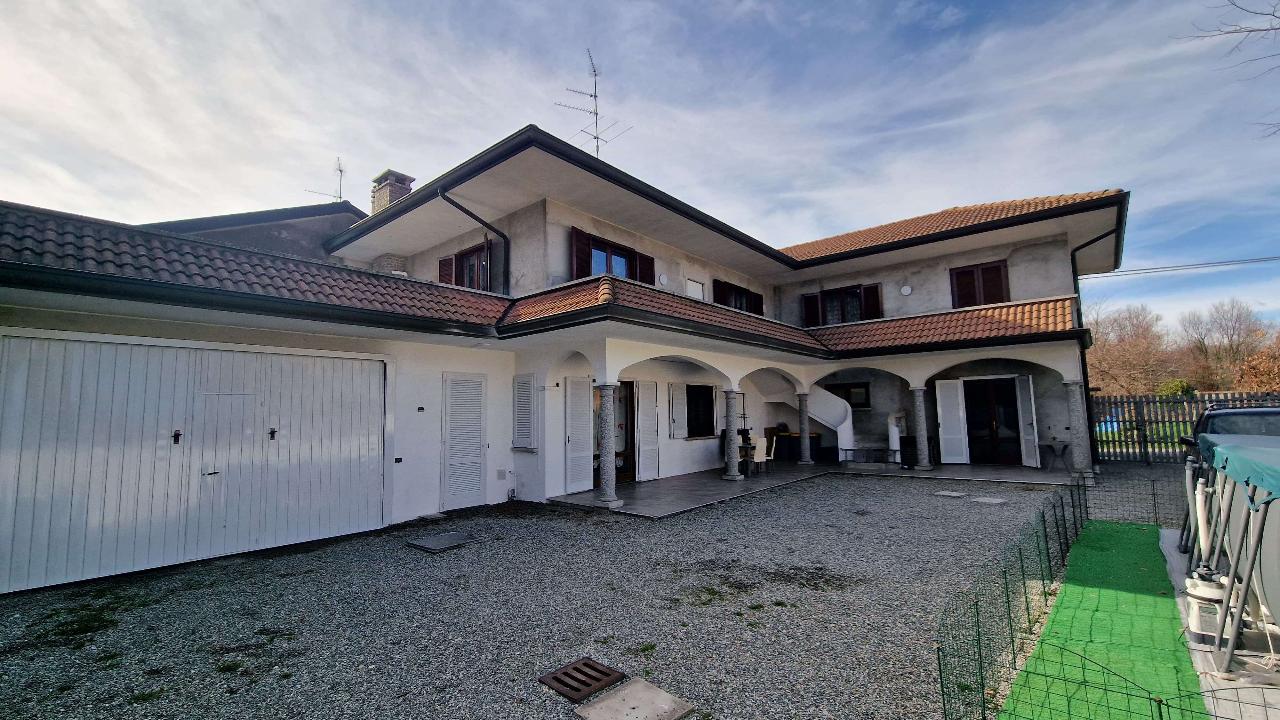 Villa bifamiliare in vendita a Borgomanero