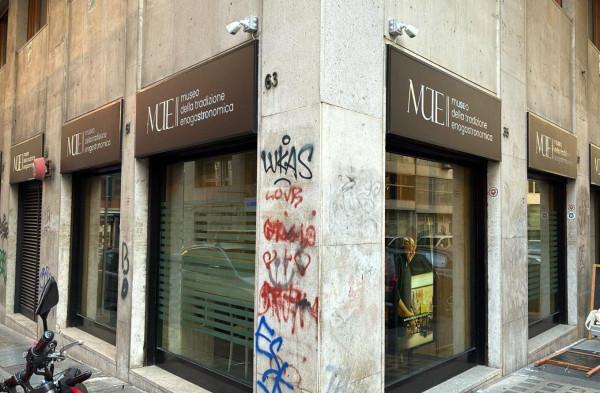 Negozio in Via San Tommaso d'Aquino, Napoli, {3} - Foto 2