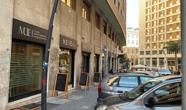 Negozio in Via San Tommaso d'Aquino, Napoli, {3} - Foto 1