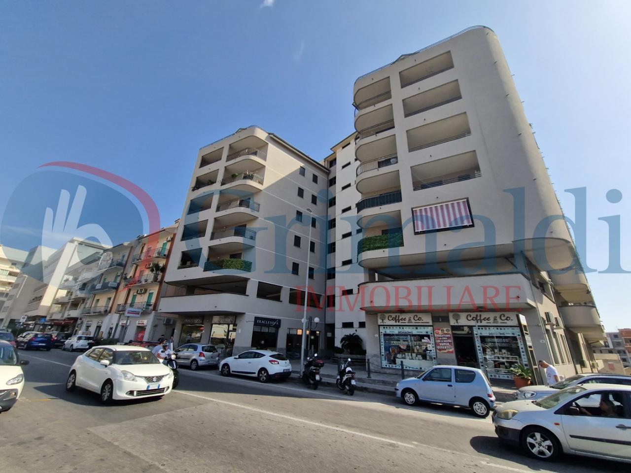 Negozio in Via Adolfo Celi 185, Messina, {3} - Foto 1