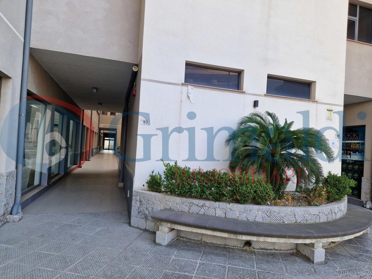 Negozio in Via Adolfo Celi 183, Messina, {3} - Foto 2