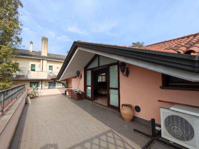 4-room flat in Via Monsignor Ferdinando Pogliani 15, Parabiago - Photo 1