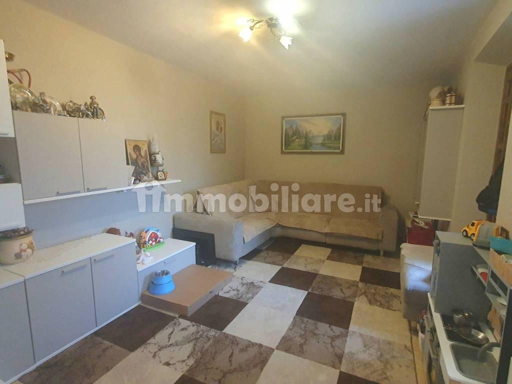 intera palazzina in vendita a Lucca in zona Montuolo