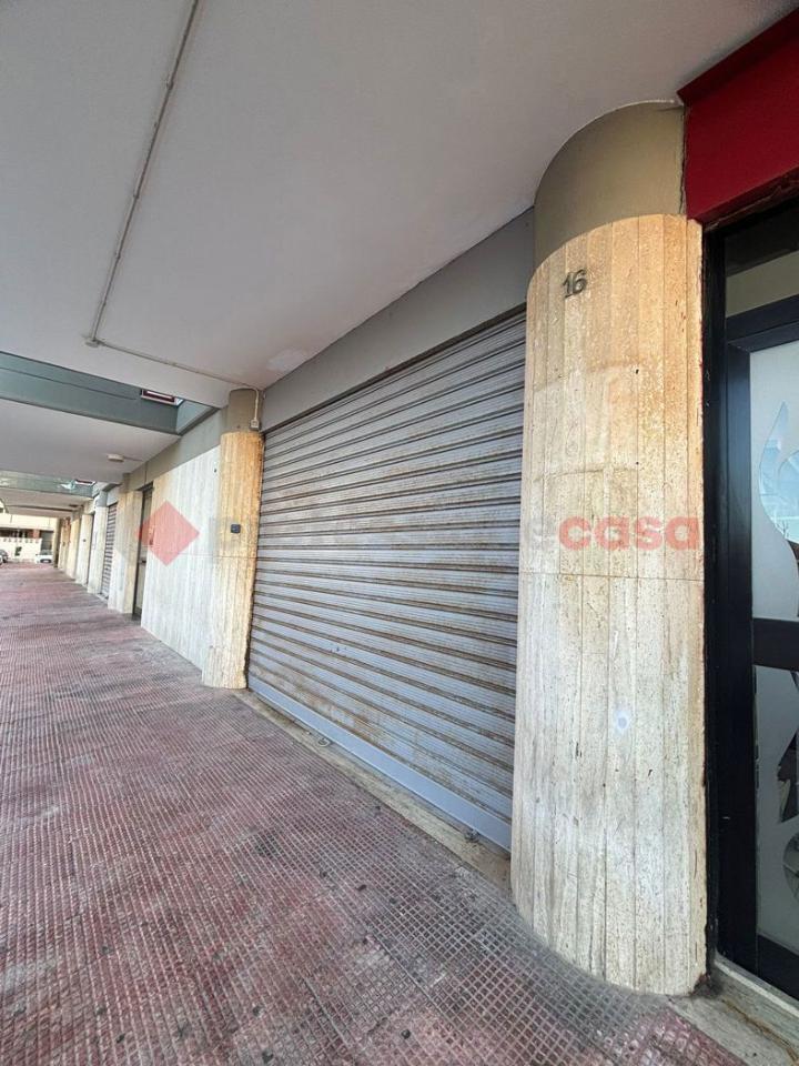 Negozio in Via P. di Cagno 16, Bari, {3} - Foto 1