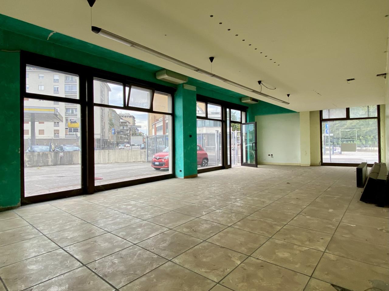 Negozio in Viale Milano, 108, Vicenza, {3} - Foto 1