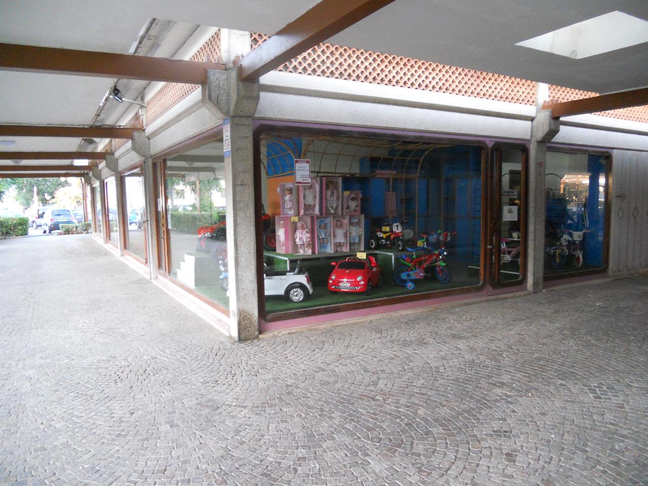 Negozio in Baia Domizia Centro, Viale degli Oleandri 18, Sessa Aurunca - Foto 1