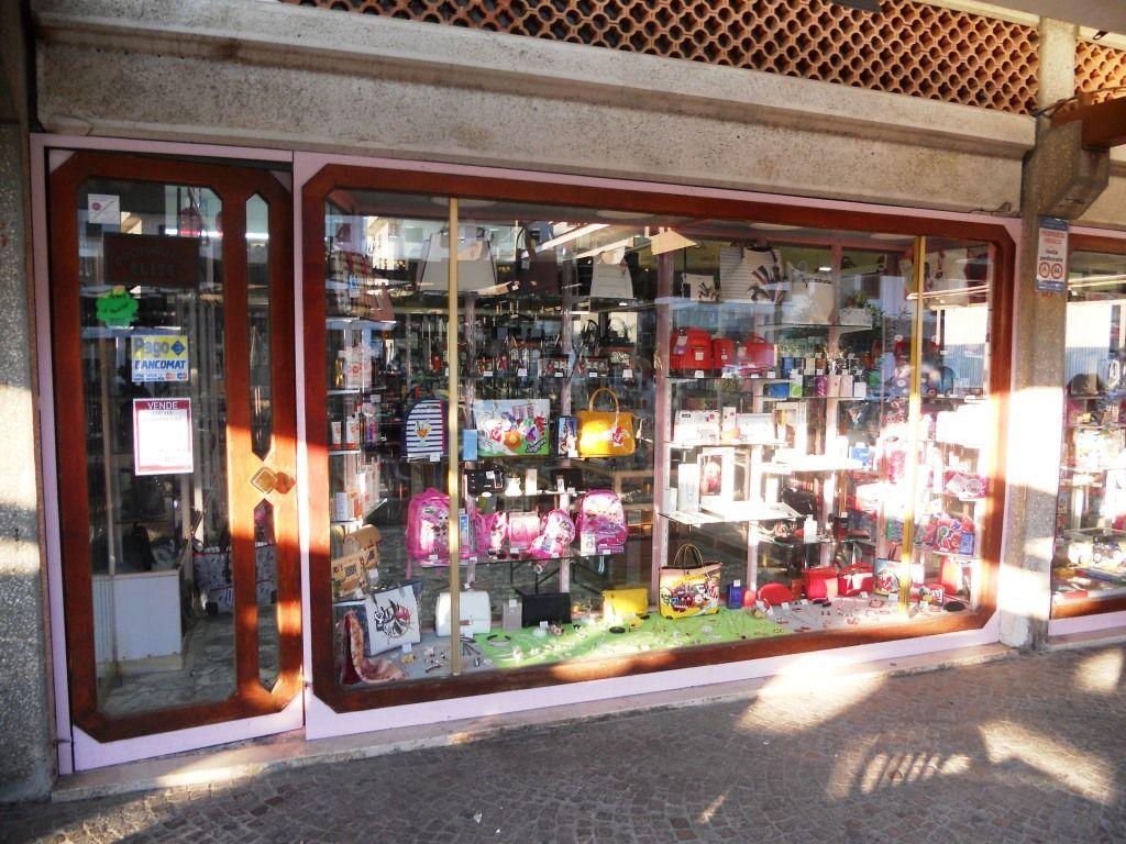 Negozio in Baia Domizia Centro, Viale degli Oleandri 9, Sessa Aurunca - Foto 1