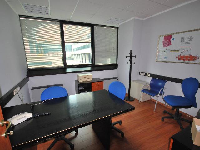 Shared office in {3}, Via Pietro Chiesa 7 - Photo 1