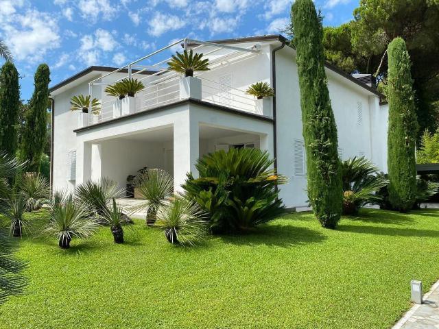 Vendita villa sul mare Forte dei Marmi Toscana