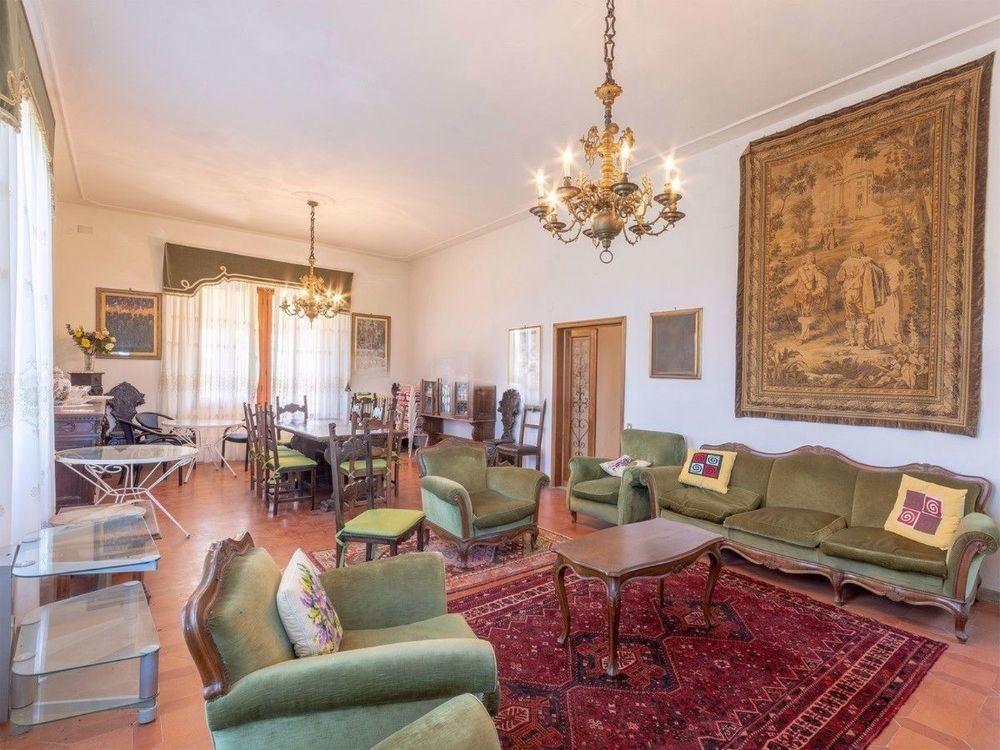 Villa plurifamiliare in vendita a Lastra A Signa