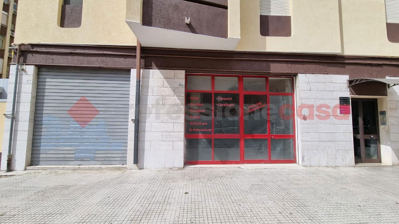 Negozio in Via Monte San Michele 65, Brindisi, {3} - Foto 1