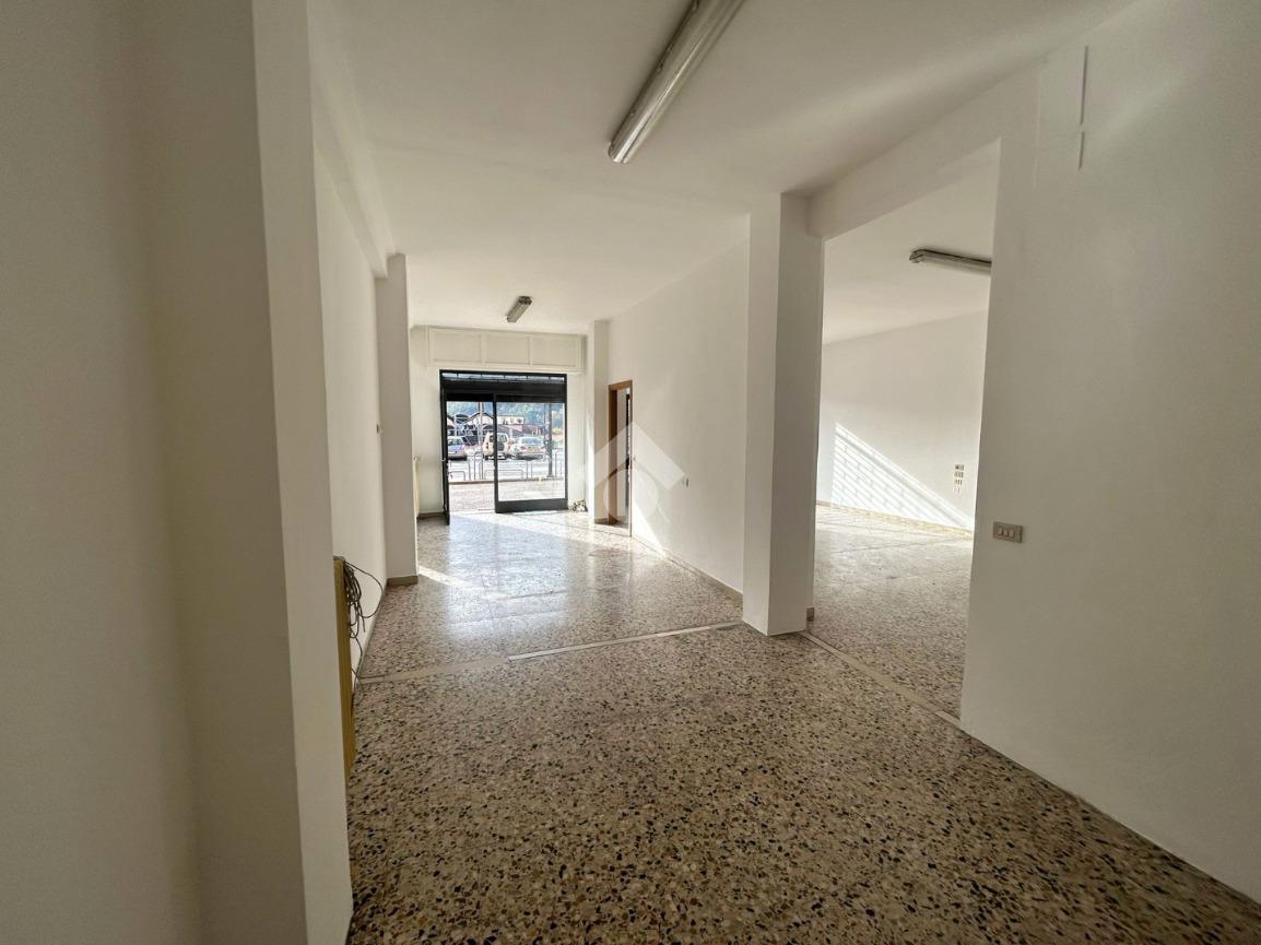 Negozio in Via Monte Grappa 48, Lumezzane, {3} - Foto 2